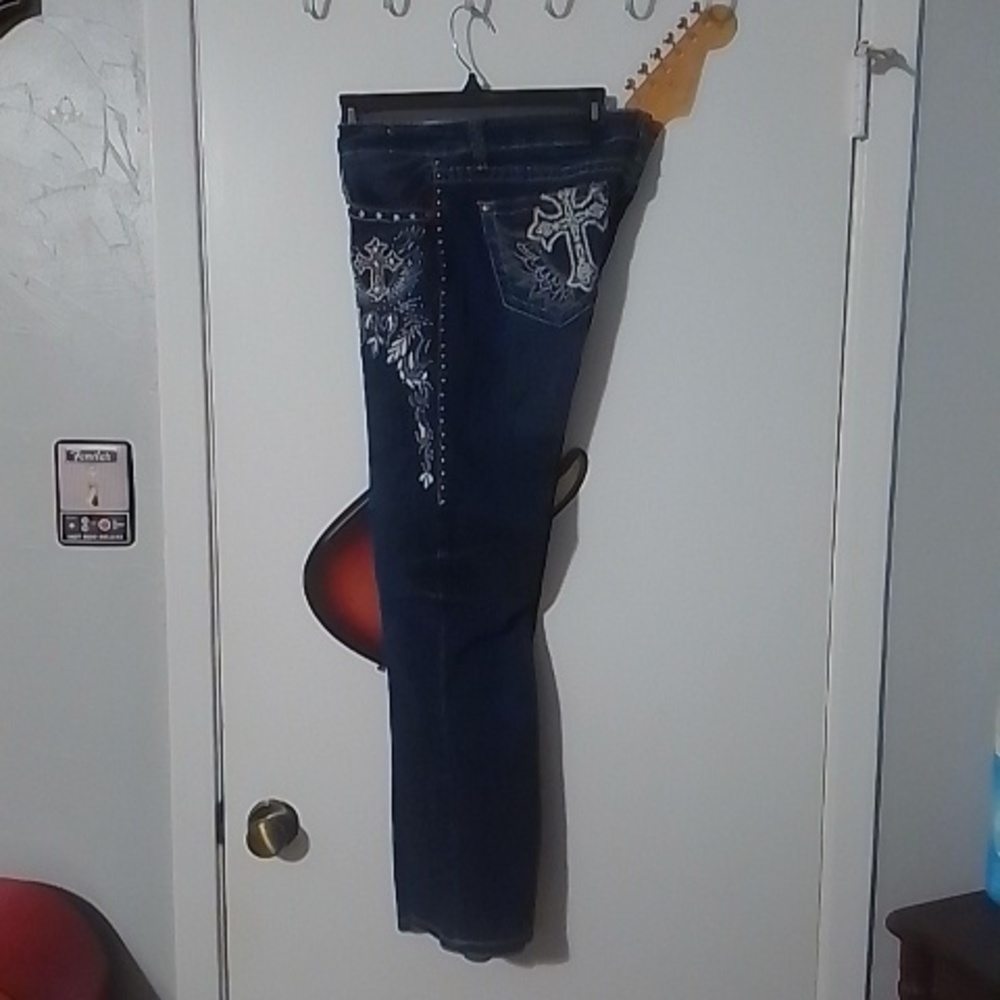 NWOT-TRINITY RANCH DARK JEANS-EMBROIDERED W/RHINESTONES AND STUDS